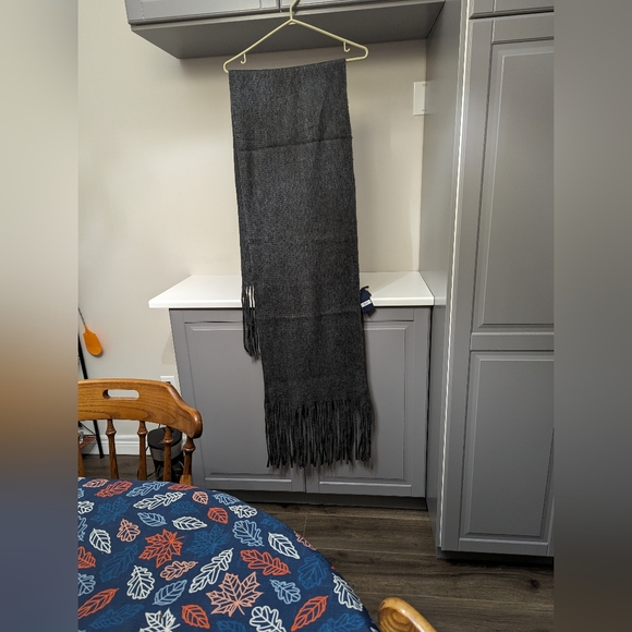 Lucky Brand Scarf or Wrap. Charcoal grey. Oversized . Fringed. - Picture 7 of 7